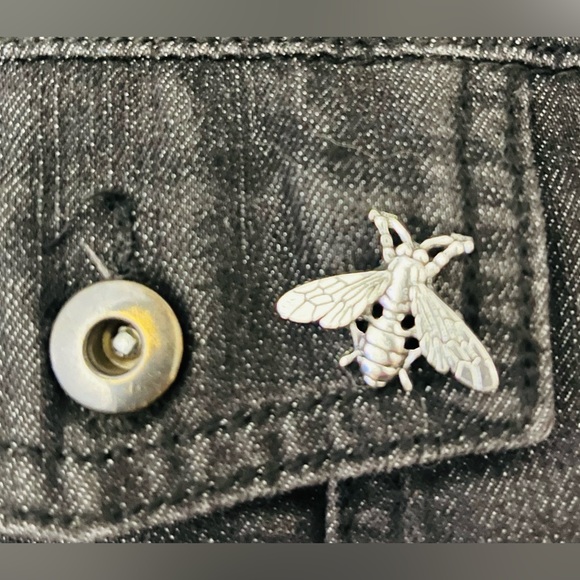 New Bee Pin Vintage Style Color: Silver - Picture 2 of 4